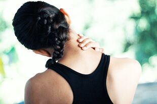 A nyak mozgásaival kapcsolatos kényelmetlenség az osteochondrosis tünete