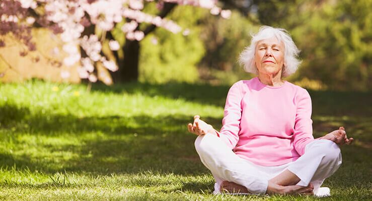 idős nő csípőízületi arthrosisban meditál