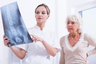 doktor mutatja beteg x-ray a gerinc